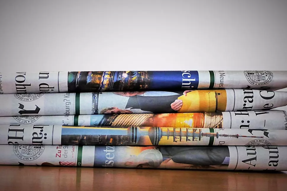 Zeitungsstapel (Quelle: kalhh / pixabay)