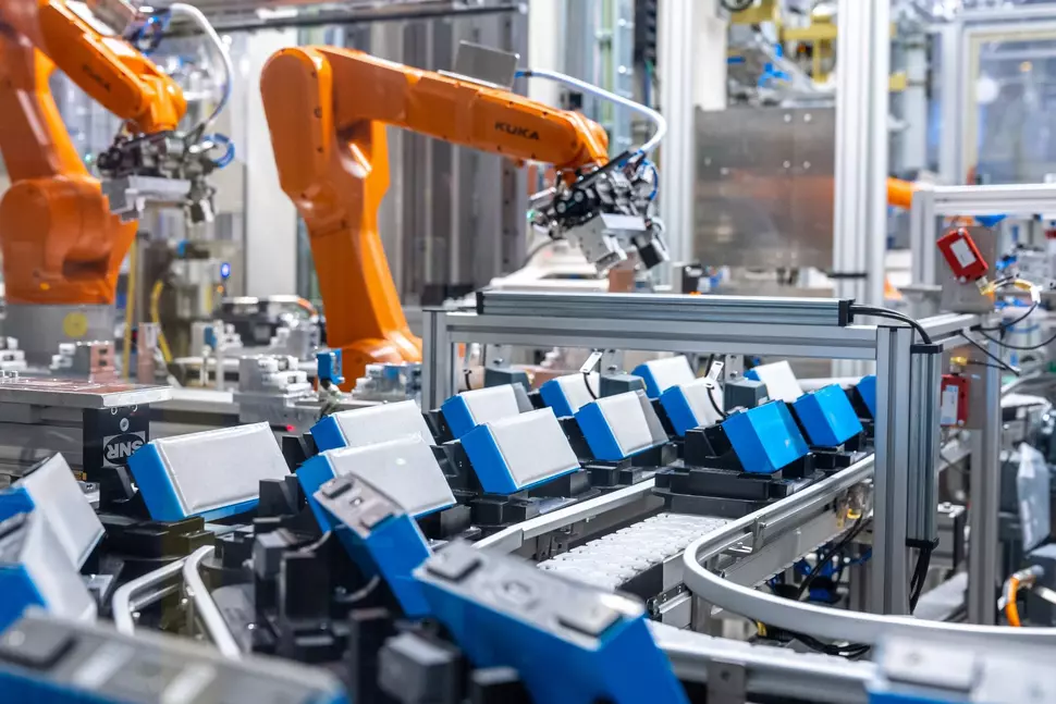 Übernehmen online Produktion von Batteriemodulen für Hochvoltbatterien im BMW-Werk Leipzig (Quelle: BMW Group)